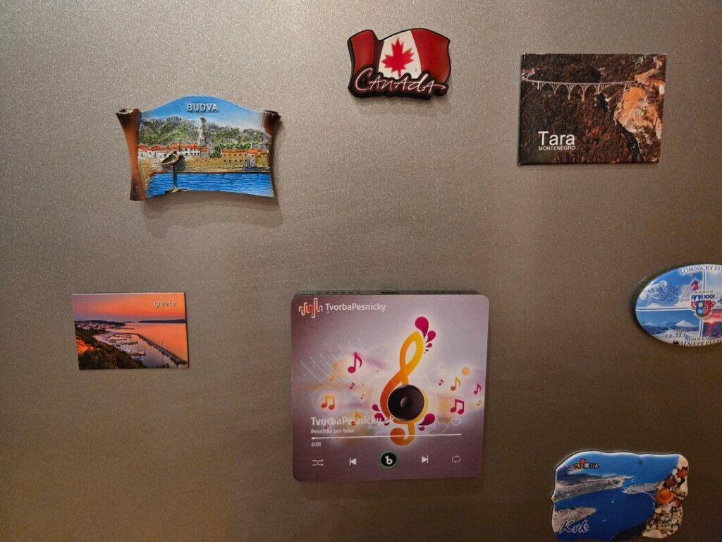 hudobná magnetka na chladničke
